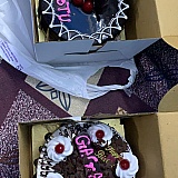 I ordered vanilla and red velvet cake for which I paid INR4425 and received this 